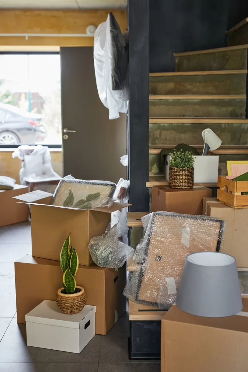 Hausflur mit gepackten Kartons