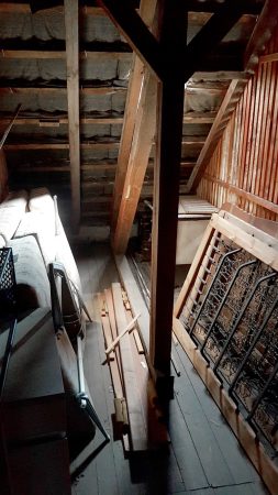 Ein sperriger Dachboden vor einer Entrümpelung