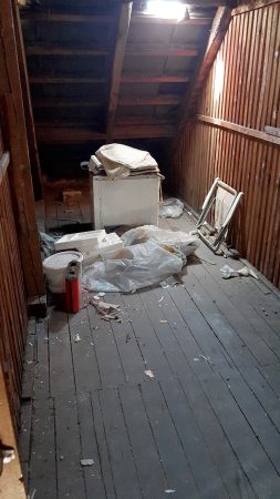 Ein gefüllter Dachboden vor einer Entrümpelung