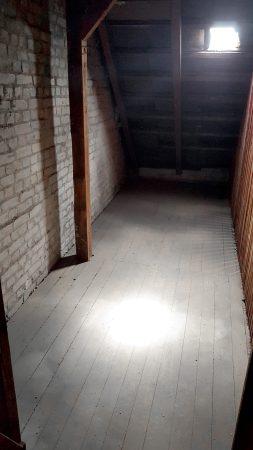 Ein leerer Abteil des Dachbodens nach der Entrümpelung