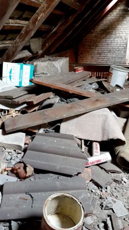 Eine Nahaufnahme von Gerümpel auf einem Dachboden vor einer Entrümpelung