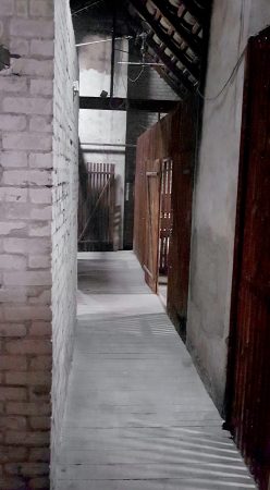 Ein leerer Gang im Dachboden nach einer Entrümpelung