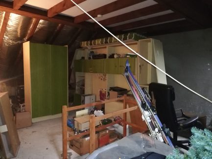 Ein voller Dachboden vor einer Gewerbeauflösung