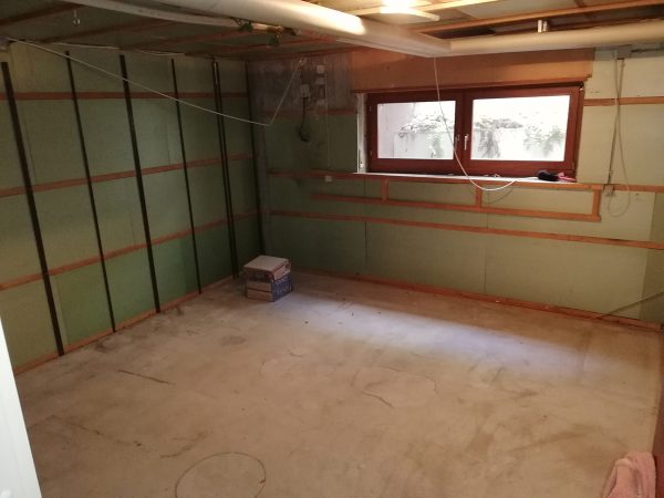 Ein leerer Kellerraum nach einer Gewerbeauflösung