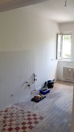 eine Küche die während einer Haushaltsauflösung aufbereitet wird