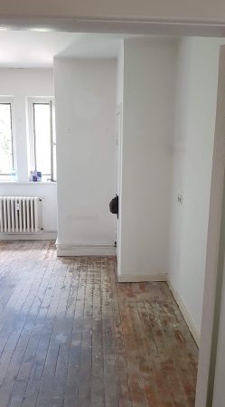 Eine leere Küche mit Blick zum Fenster nach einer Haushaltsauflösung