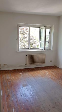 Ein leeres Schlafzimmer nach einer Haushaltsauflösung