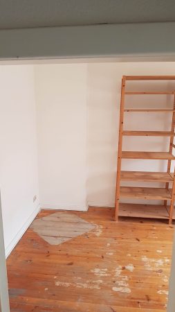 Wohnzimmer mit Regal während einer Haushaltsauflösung