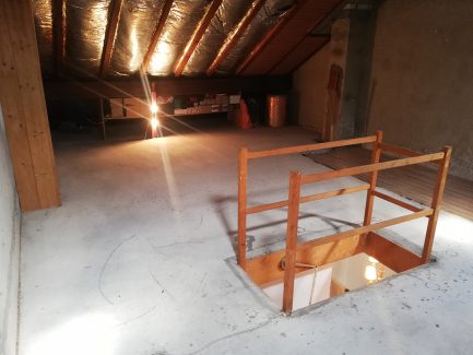 Ein sauberer Dachboden nach einer Gewerbeauflösung nah Aufnahme