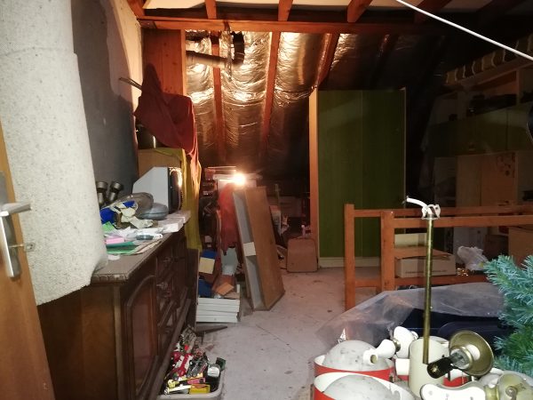 Ein gefüllter Dachboden vor einer Gewerbeauflösung